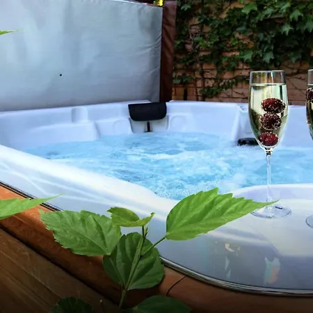 Sunshine - Private Hot Tub *