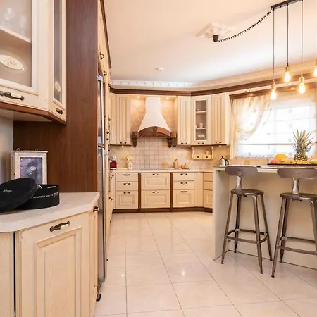 Sunshine - Private Hot Tub Villa *